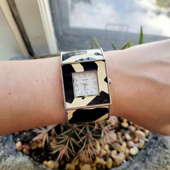 Vintage Varsales Classic Quartz Cuff Watch - Picture 2 of 10
